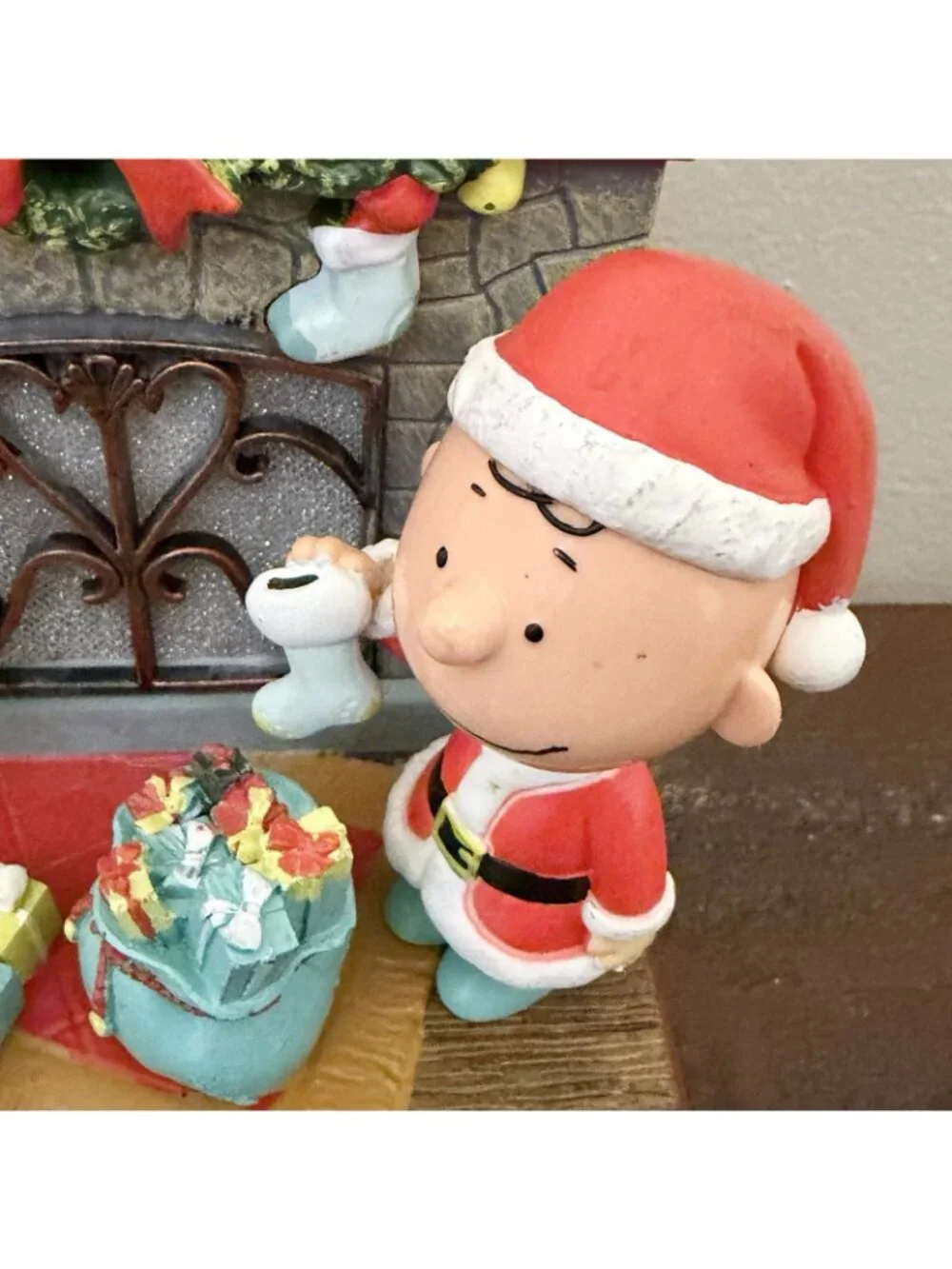 Snoopy Charlie Brown Peanuts Christmas Musical Light Up Fireplace Holiday Decor